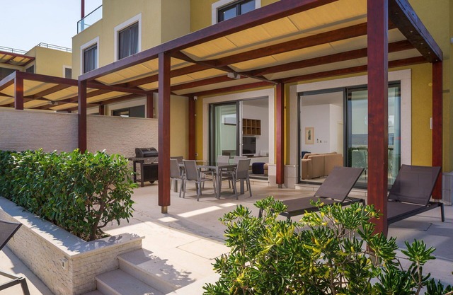 Beachfront Apartment Lemonade with Pool I