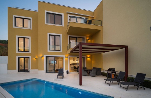 Beachfront Apartment Lemonade with Pool VII