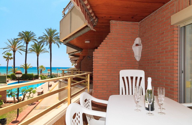 Beachfront Apartment with Pool · UHC SOL DE ESPAÑA 208