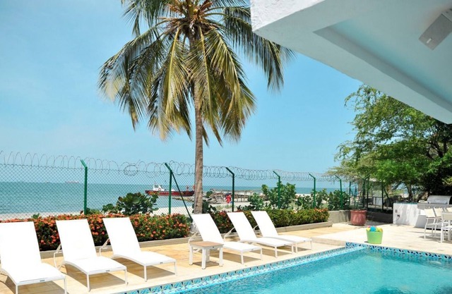 Beachfront beautiful house with private pool / sleeps 12
