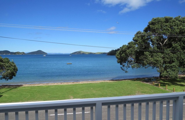 Beachfront Bliss - Safe Swimming-Boat Ramp-Weber BBQ. 6.5kms Coromandel Township