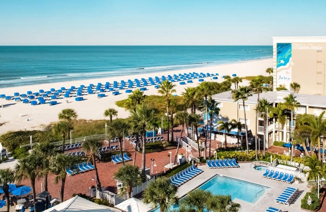 Beachfront Bliss: 1 BR Deluxe, Sleeps 6, 2 BA, Balcony, Wet Bar!