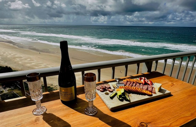 Beachfront Bliss – Views, Pool & Café Next Door