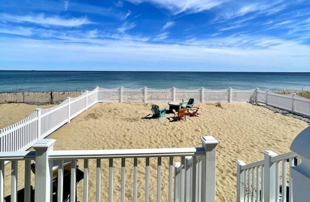 Beachfront Bungalow: pet friendly, free parking