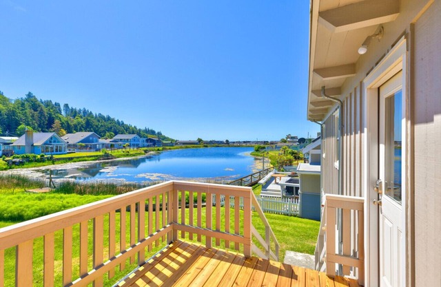 Beachfront Cabin on Lagoon Lake