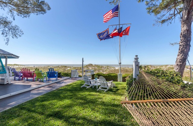 Beachfront, Chic a si Cottage, original vintage Florida charm right on the Gulf