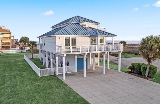 Beachfront | Community Pool | HotTub | Fenced Yard