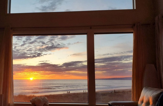 Beachfront Condo with Spectacular View