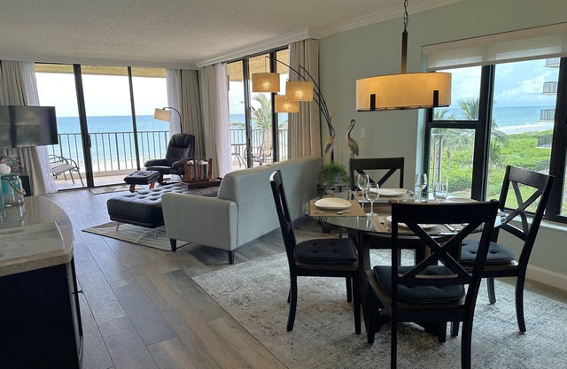 Beachfront Condo with Wrap Around Balcony: Nov & Dec 2025 available!