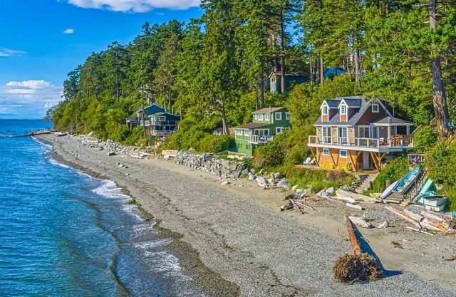 Beachfront cottage with expansive deck, grill, elegant interior, games, & W/D