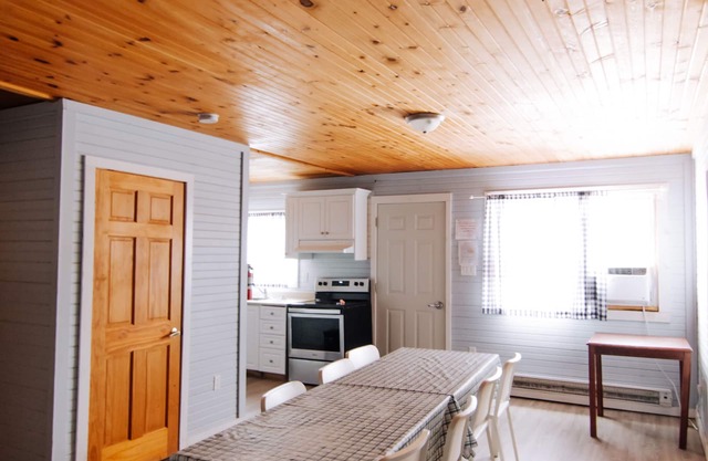 BEACHFRONT COTTAGE IN WASAGA BEACH - SANDPIPER BEACH RESORT - COTTAGE # 10