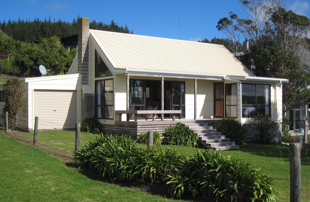 Beachfront Cottage - Opito Bay Holiday Cottage
