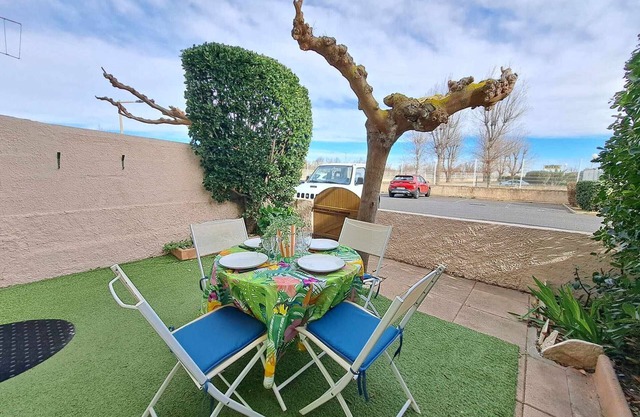 Beachfront Cozy 2-Room Apartment with Private Garden & Parking