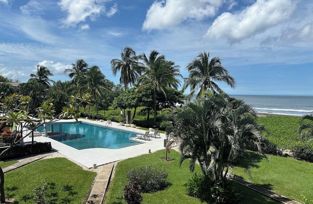 Beachfront Ocean View 2-bedroom condo in Playa Junquillal with WiFi, AC