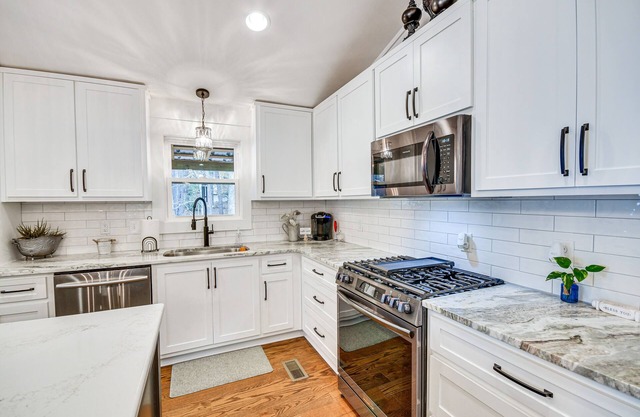 Beachfront Dadeville Family Escape on Lake Martin!
