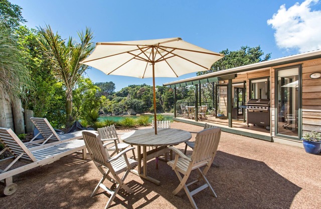Beachfront Enclosure Bay - Modern 4 Bedroom Home with the Beach on your Doorstep!