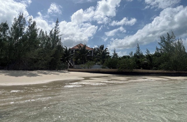 Beachfront Estate on Coco Bay , 2 apartments 1 house 7 bedrooms 7 bathrooms