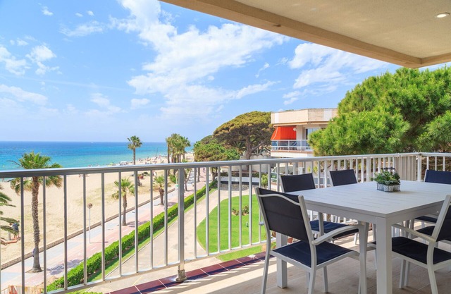 Beachfront family apartment in Cambrils - UHC DMS V
