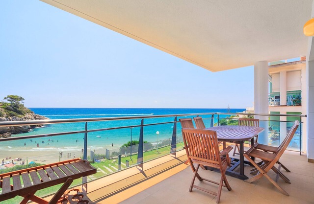 Beachfront family apartment, sleeps 8 - UHC ARINSAL 289
