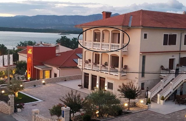 Beachfront flat in Soline with sea view