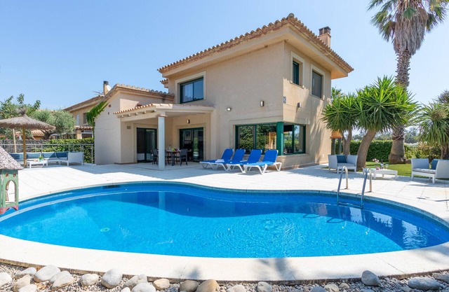 Beachfront House: Pool, A/C, Wi-Fi, BBQ, Garden, Sleeps 8, Parking