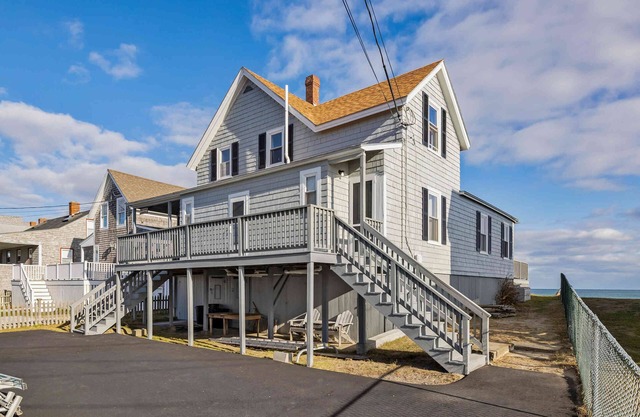 BEACHFRONT HOME-BREATHTAKING 180 DEGREE OCEAN SUNRISES & SUNSETS: 9/13-9/17 OPEN