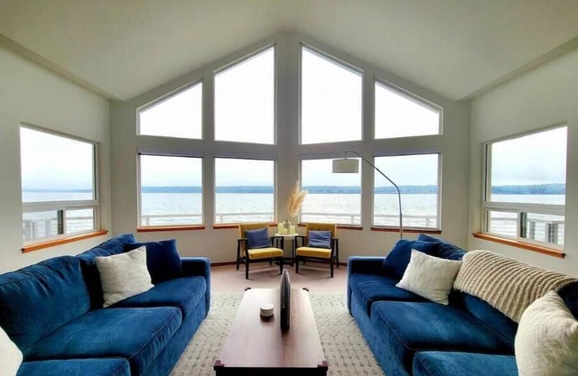 Beachfront home in Port Ludlow w/game room