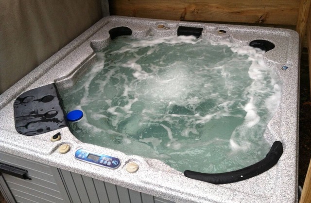 BEACHFRONT/HOT TUB/STEAM ROOM/MASSAGE CHAIR/PINBALL/BIKES/KAYAKS/PADDLEBOARDS.