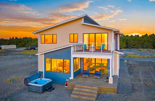 Beachfront Hot Tub + Games 5BR Sleeps 14 Pet Friendly 2 Min Walk to Beach