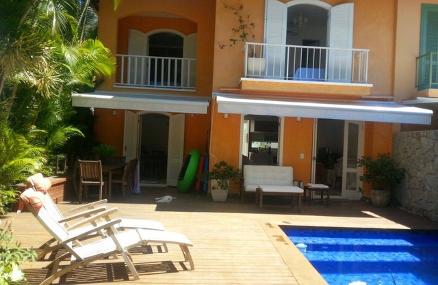 BEACHFRONT HOUSE WITH 5 SUITES, SWIMMING POOL, CABLE TV AND WIFI.