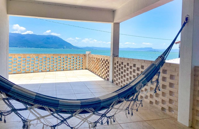 Beachfront House, Ribeirão da Ilha, 4 Suites QK9397