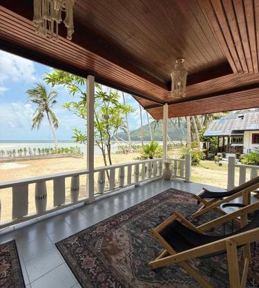 Beachfront house in Chaloklum