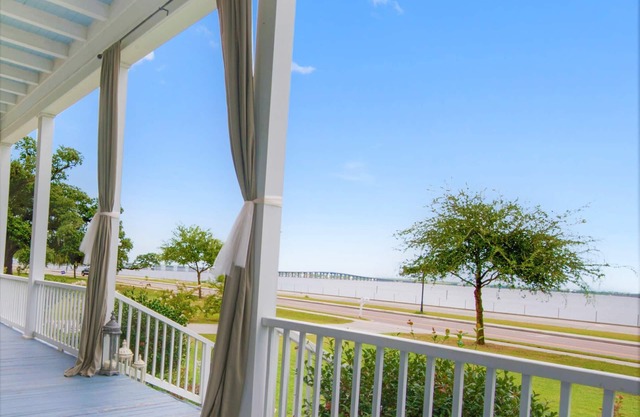 BEACHFRONT IN OLD TOWNE! SLEEPS 12