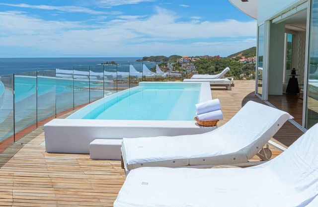 Beachfront Luxe Penthouse Private Pool and Spa Tub
