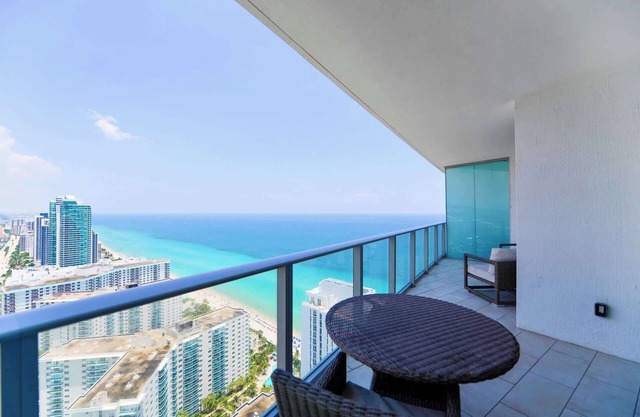 Beachfront Luxury Apartment in Hollywood