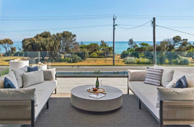 Beachfront Luxury - Panoramic Views, Games, Wineries