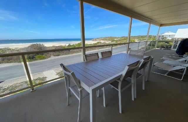 Beachfront luxury Marion Bay,nOcean views, safe swimming beach directly in front
