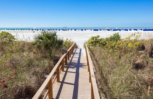 Beachfront Memorable Stay! Pool and Free Parking!