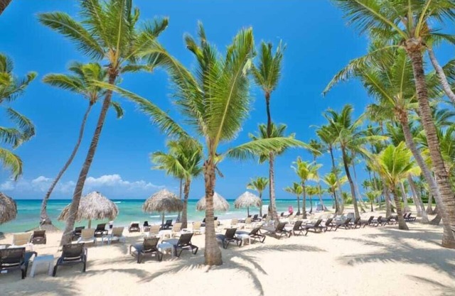 Beachfront Paradise ~ Front Seat to Quintessential Island Living ~ Private Beach