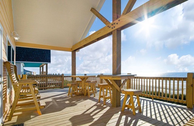 BEACHFRONT! Pets OK-Huge Deck! Great area under the house! Steps to beach