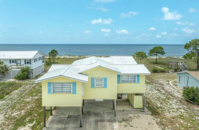 BEACHFRONT! Pet Friendly! Fenced yard! Fall Discounts! Butterfly Season!
