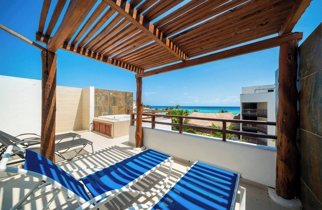 Beachfront PH with 3 Bedrooms & Ocean View