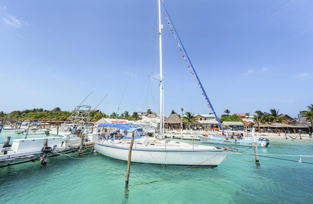 Beachfront Private Sailboat w/AC and bathroom