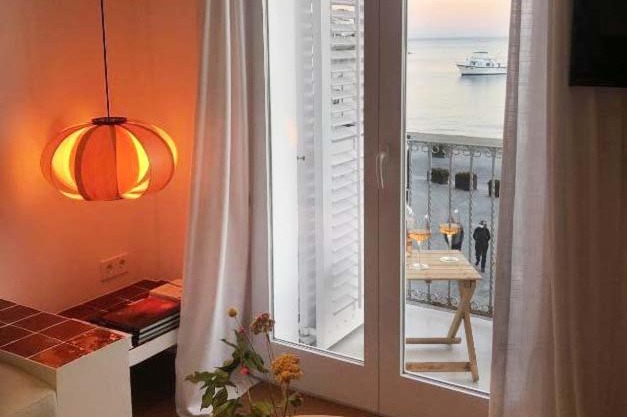 Beachfront SUITE in CADAQUES center
