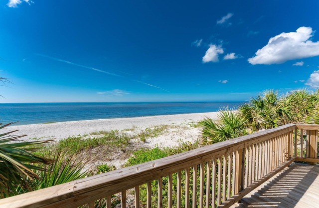 Beachfront Treehouse & Picturesque Sunsets