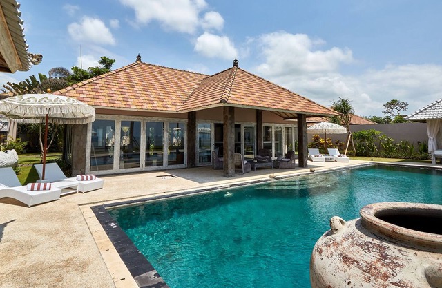Beachfront Villa 4 Bedroom with Private Pool Sunrise
