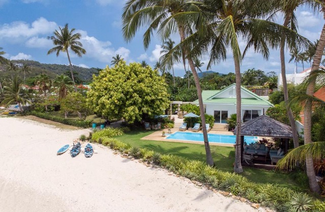 Beachfront Villa Baan Rim Haad 3BR