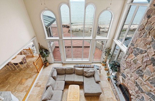Beachfront Villa across Whisky Run Golf Sleeps 15, 30 mins to Niagara Falls