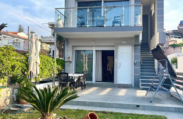 BEACHFRONT VILLA & Garden AGIA MARINA