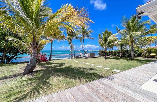 Beachfront villa private pool & stunning views